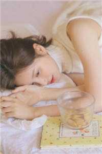 妈妈被哥哥的仇人砍杀时，他在哄庶妹过成人礼