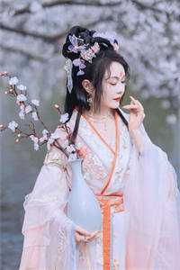 离婚后，大明星老婆求我救她