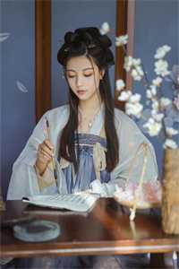 被迫闪婚后，我发现老婆有两个女朋友