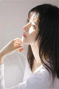 女儿满月，老公将她塞进赛车模型