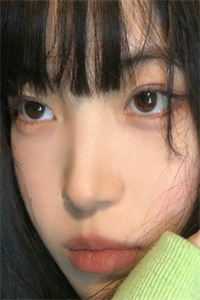 年年复年年，花似人不同