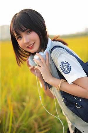 恶女穿成小白花，男神公寓当管家